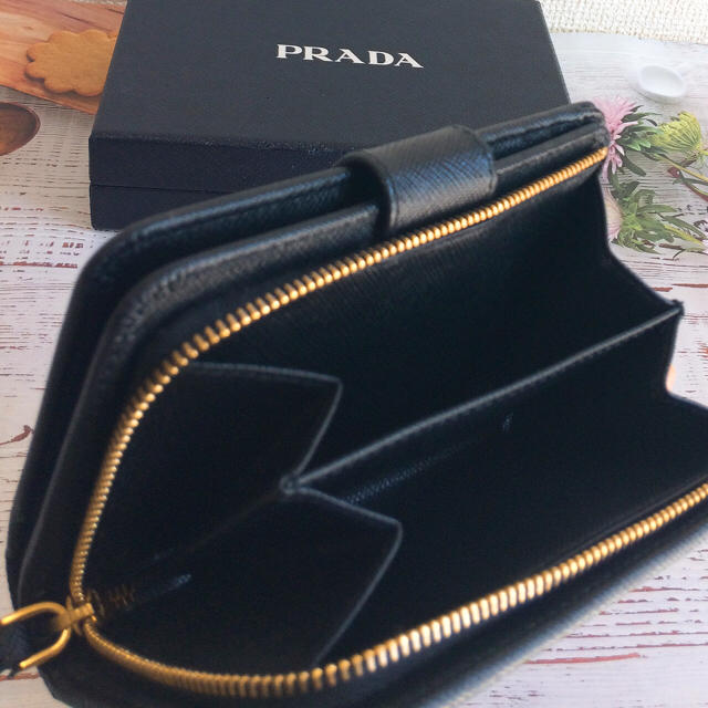 PRADA(プラダ)の二つ折りウォレットPRADA プラダ ブラック 美品 レディースのファッション小物(財布)の商品写真