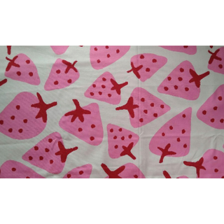 レア❤マタノアツコ　イチゴのインテリアファブリック　1Ｍ2600円の商品です❣️