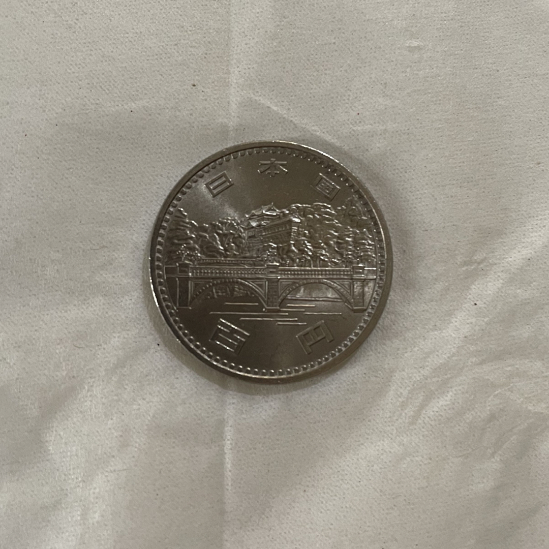 天皇陛下御在位50年記念100円白銅貨 エンタメ/ホビーの美術品/アンティーク(貨幣)の商品写真