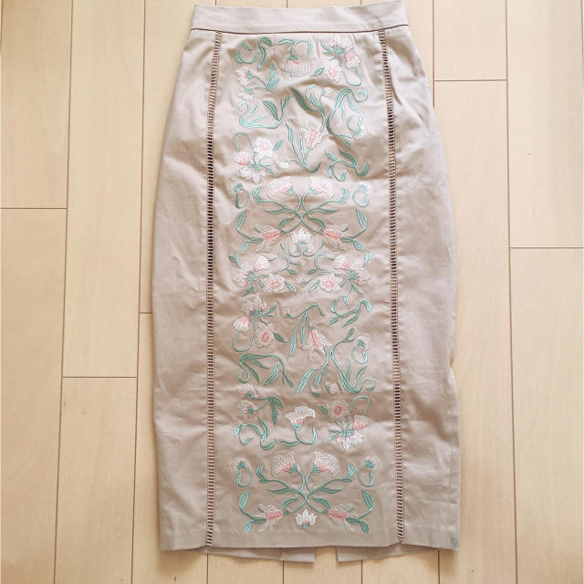 Lily Brown(リリーブラウン)の美咲さんお取り置き♡eimy花柄刺繍スカート ベージュ レディースのスカート(ロングスカート)の商品写真