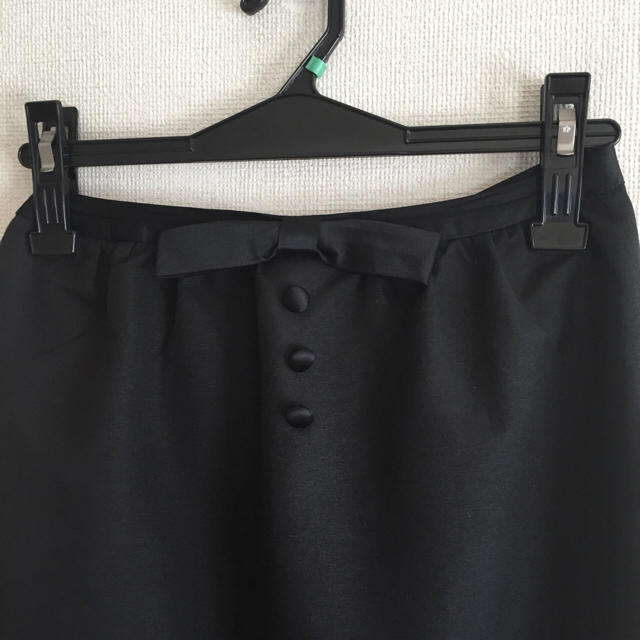 La TOTALITE(ラトータリテ)のラトータリテ♡黒色のリボン膝丈スカート レディースのスカート(ひざ丈スカート)の商品写真