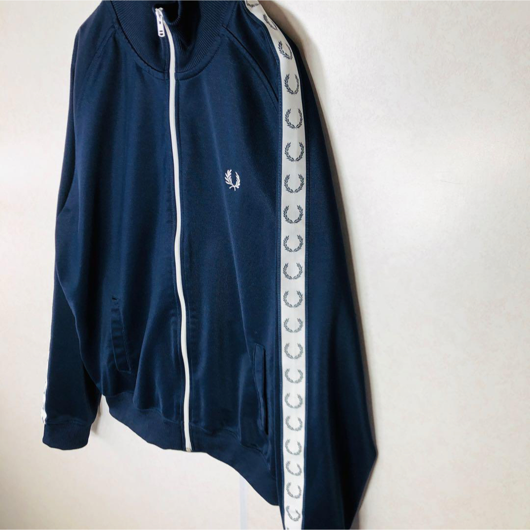 FRED PERRY(フレッドペリー)の【人気デザイン】フレッドペリー トラックジャケット テープロゴ 刺繍ロゴ L 紺 メンズのジャケット/アウター(ブルゾン)の商品写真