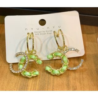 Xピアス　ダブルCピアス　キラキラ フープピアス　グリーン(ピアス)