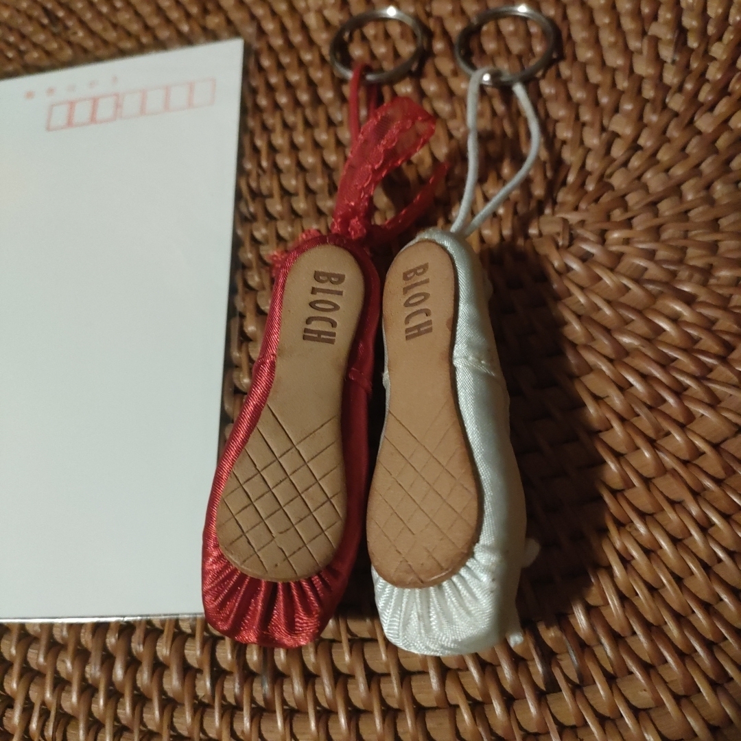 バレエのグッズ  トゥシューズのチャーム 飾り&ポストカード♥ レディースの靴/シューズ(バレエシューズ)の商品写真