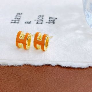 Hピアス クラシックな文字デザイン かわいいファッション オレンジ(ピアス)