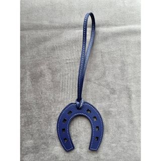 新品 馬蹄 バッグ チャーム ネイビー レザーチャーム ホースシュー(キーホルダー)