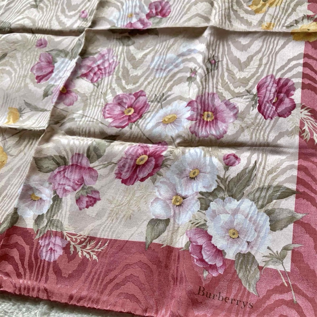 BURBERRY(バーバリー)の未使用美品 Burberrys 花柄スカーフ  絹 綿混合 やや小さめ レディースのファッション小物(バンダナ/スカーフ)の商品写真