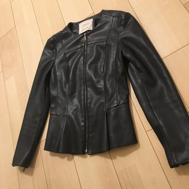 ZARA(ザラ)のZara フェイクレザー ペプラム ジャケット レディースのジャケット/アウター(ノーカラージャケット)の商品写真