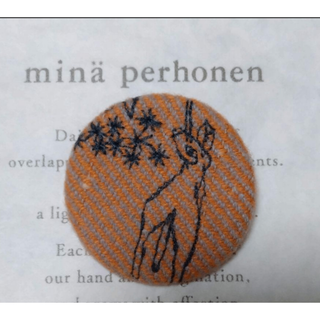 ミナペルホネン(mina perhonen)の正規品❣️ミナペルホネン　mori no hoshi　サンキューベリーバッジ(ブローチ/コサージュ)