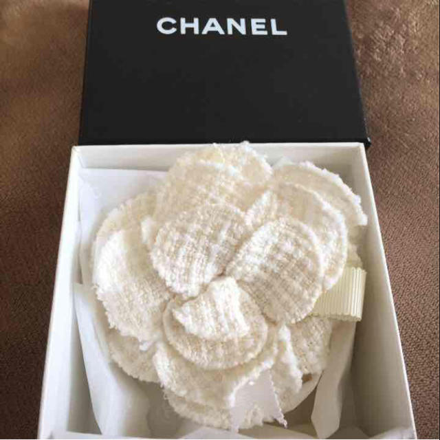 CHANEL(シャネル)のCHANEL シャネル カメリア コサージュ 新品未使用 レディースのアクセサリー(ブローチ/コサージュ)の商品写真