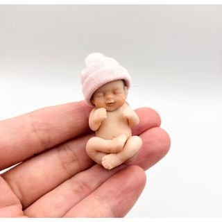 ポンポン帽子の笑顔ベビー（女の子）約4㎝(人形)