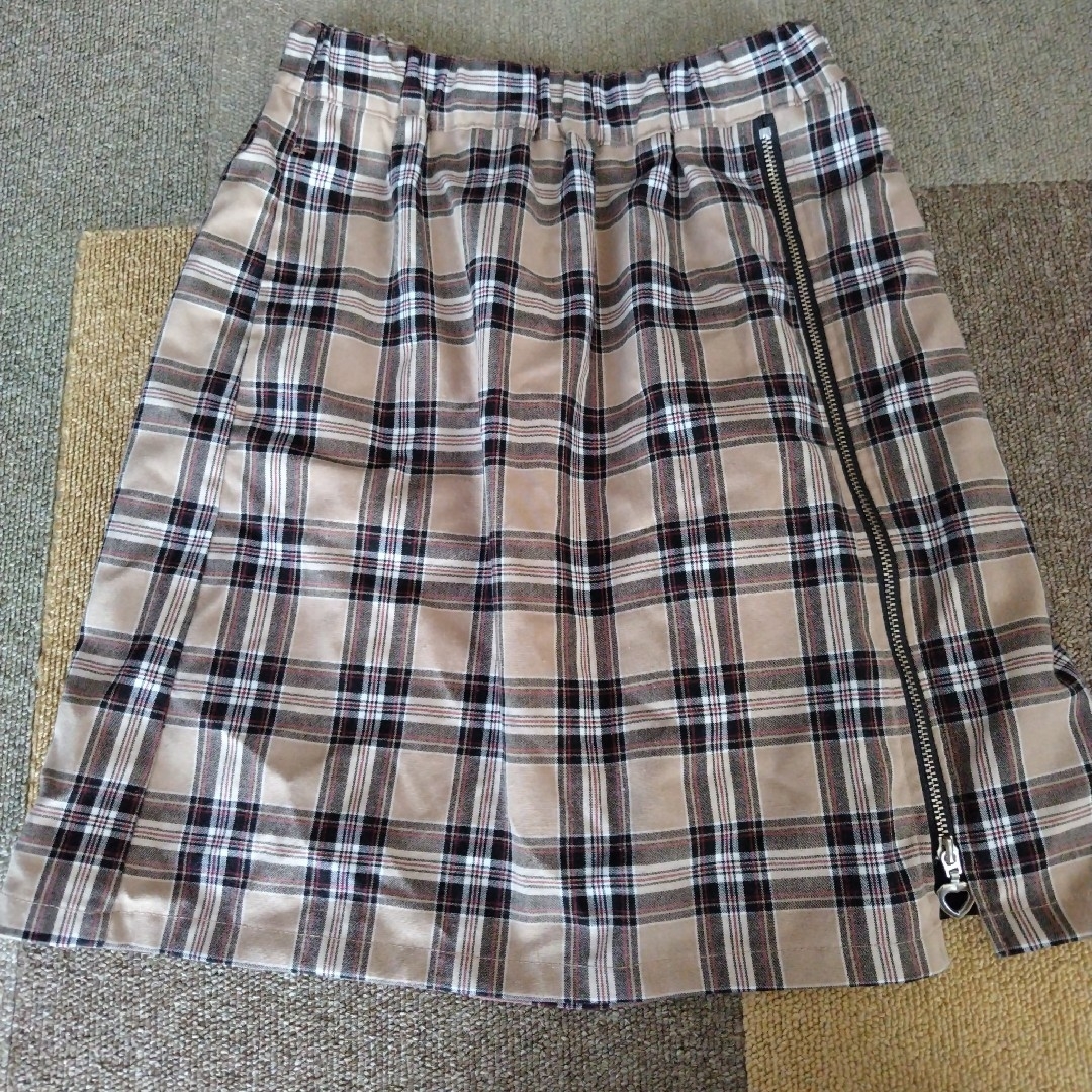 GU(ジーユー)のチェック柄スカート 150  ジーユー キッズ/ベビー/マタニティのキッズ服女の子用(90cm~)(スカート)の商品写真