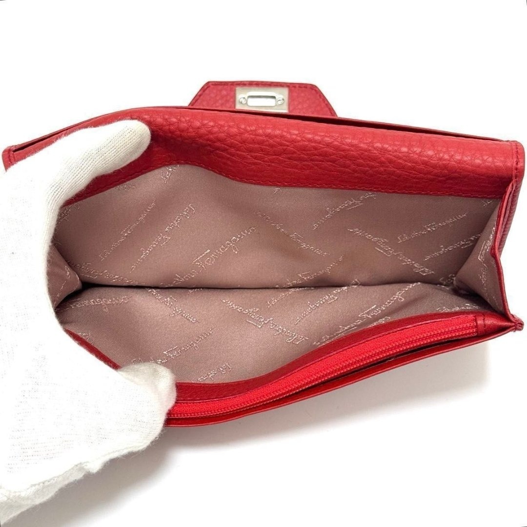 Salvatore Ferragamo(サルヴァトーレフェラガモ)のサルヴァトーレ フェラガモ 長財布 ロングウォレット ガンチーニ レッド 赤 シルバー レザー 本革 JL-22 6773 Salvatore Ferragamo レディースのファッション小物(財布)の商品写真