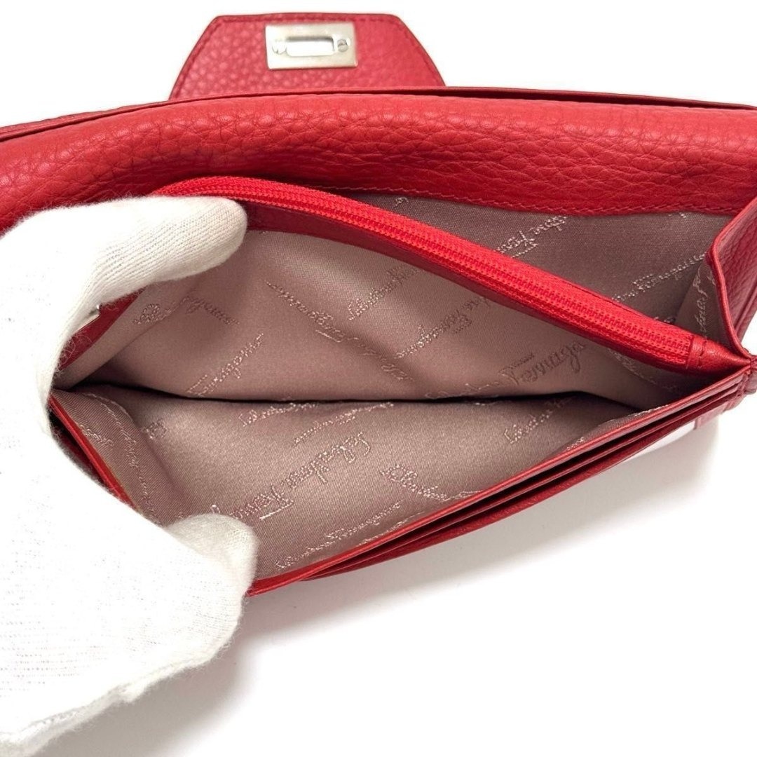 Salvatore Ferragamo(サルヴァトーレフェラガモ)のサルヴァトーレ フェラガモ 長財布 ロングウォレット ガンチーニ レッド 赤 シルバー レザー 本革 JL-22 6773 Salvatore Ferragamo レディースのファッション小物(財布)の商品写真