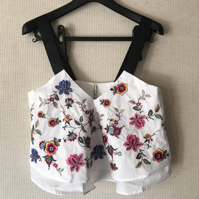 ZARA(ザラ)のZARA姉妹ブランド刺繍入りトップス S  ストラディバリウス レディースのトップス(シャツ/ブラウス(半袖/袖なし))の商品写真