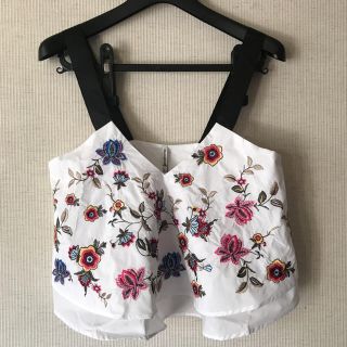 ザラ(ZARA)のZARA姉妹ブランド刺繍入りトップス S  ストラディバリウス(シャツ/ブラウス(半袖/袖なし))