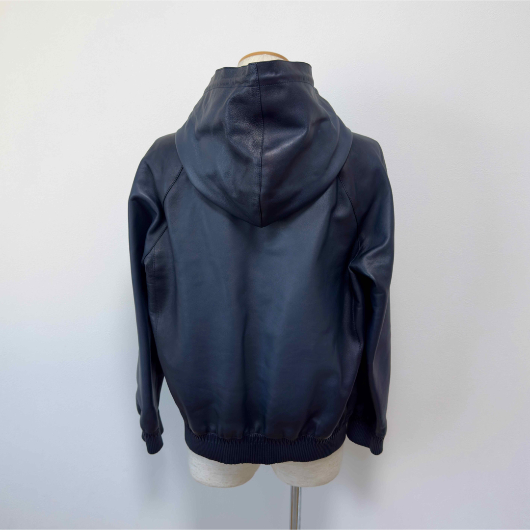 BERLUTI(ベルルッティ)の新品 定価119.3万円 ベルルッティ パティーヌレザーフーディージャケット メンズのジャケット/アウター(レザージャケット)の商品写真