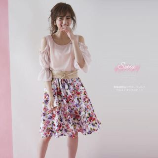 トッコ(tocco)のtocco closet♡ウエストタックフラワープリントスカート(ひざ丈スカート)