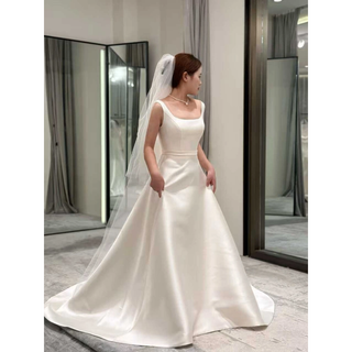送料無料！ウエディングドレス スクエアネック 光沢サテン スレンダーライン結婚式(ウェディングドレス)