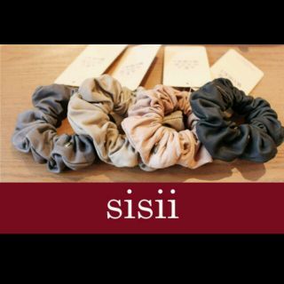 ドゥーズィエムクラス(DEUXIEME CLASSE)の美品♡sisii 洗える革シュシュ(ヘアゴム/シュシュ)