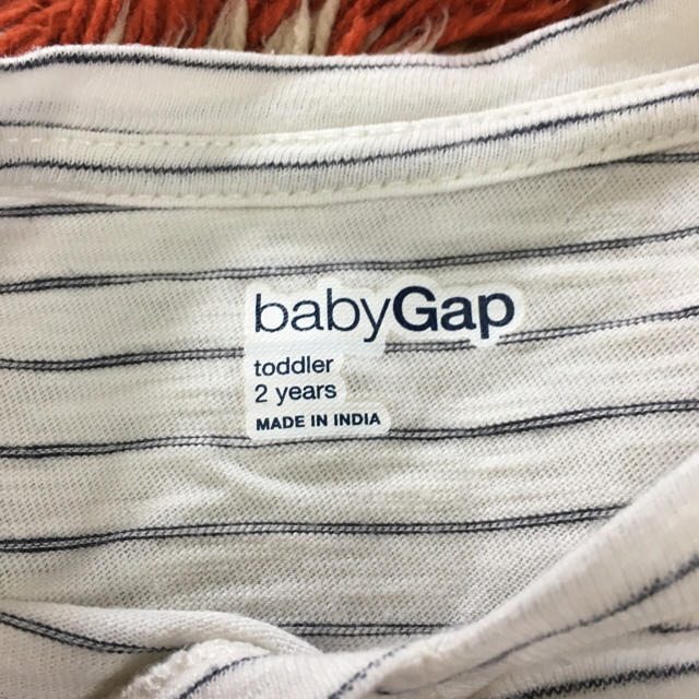 babyGAP(ベビーギャップ)の美日 Baby Gap ベビーギャップボーダーVネックTシャツ 95 キッズ/ベビー/マタニティのキッズ服男の子用(90cm~)(Tシャツ/カットソー)の商品写真