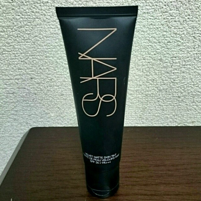 NARS(ナーズ)のNARS ベルベットマットスキンティント 6517 コスメ/美容のベースメイク/化粧品(ファンデーション)の商品写真