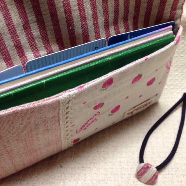 通帳ケース1.6   イチゴ・ピンク レディースのファッション小物(財布)の商品写真