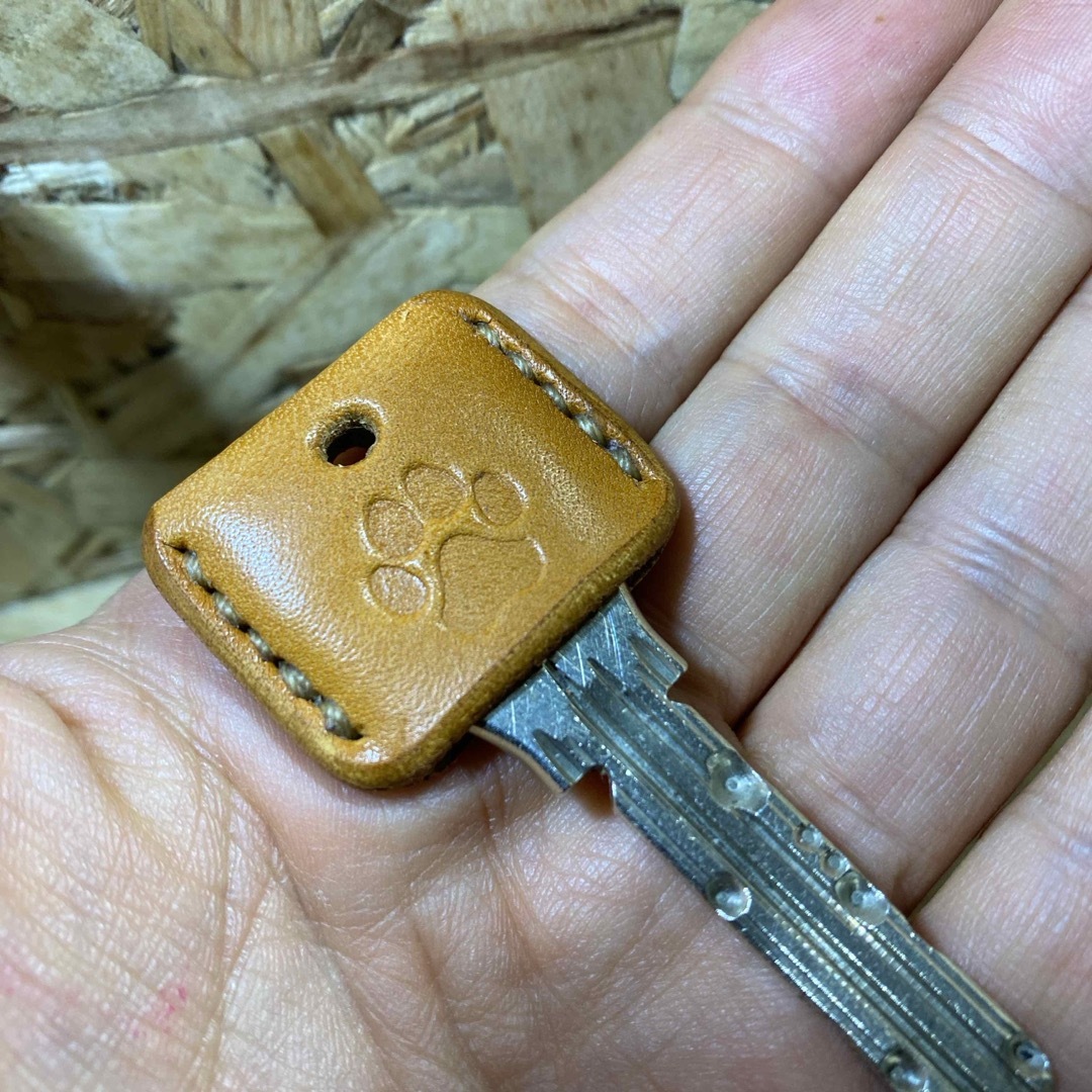 ハンドメイド大きい肉球刻印キーカバー サドルキャメル×ベージュ ハンドメイドのアクセサリー(キーホルダー/ストラップ)の商品写真