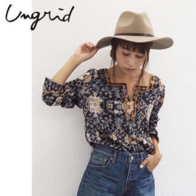 Ungrid(アングリッド)のアングリッド  エンブロイダリーサテンブラウス レディースのトップス(シャツ/ブラウス(長袖/七分))の商品写真