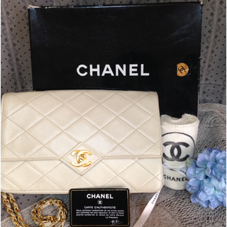 シャネル(CHANEL)の【正規品】シャネル　グレイッシュホワイト　チェーンショルダー　マトラッセタイプ♪(ショルダーバッグ)