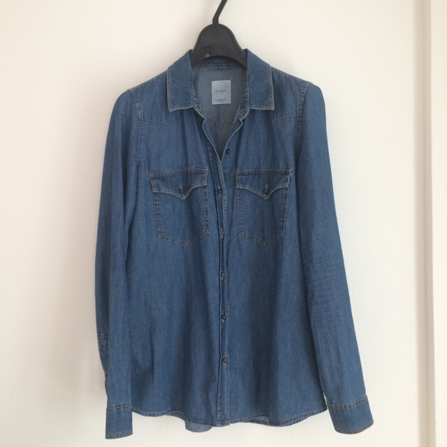 ZARA(ザラ)のZARA ザラ TRF DENIM デニムシャツ XS レディースのトップス(シャツ/ブラウス(長袖/七分))の商品写真