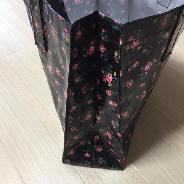 Cath Kidston(キャスキッドソン)の 美品 キャスキッドソン トート 黒 花柄 レディースのバッグ(トートバッグ)の商品写真