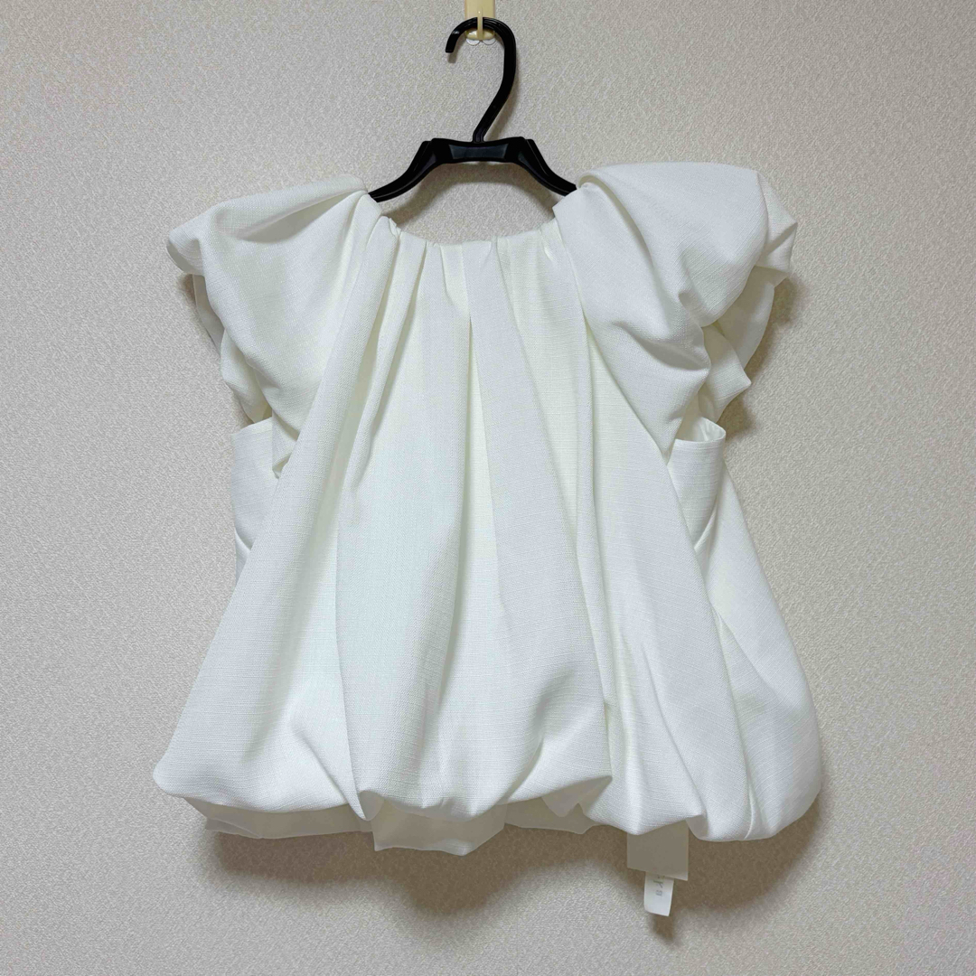 Acka. drape volume tops ホワイト レディースのトップス(シャツ/ブラウス(半袖/袖なし))の商品写真