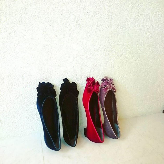 TSURU by Mariko Oikawa(ツルバイマリコオイカワ)の最終値下 Tsuru ベロアリボンパンプス Mimine赤 レディースの靴/シューズ(ハイヒール/パンプス)の商品写真