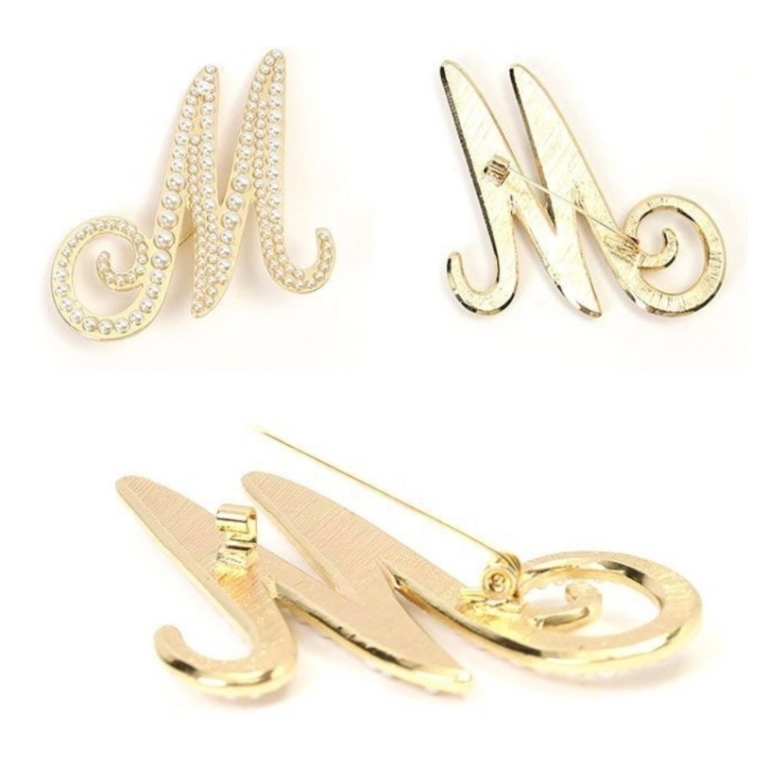 セール★イニシャルブローチ　ビッグ　R　パール　ワンポイント　レディース レディースのアクセサリー(ブローチ/コサージュ)の商品写真