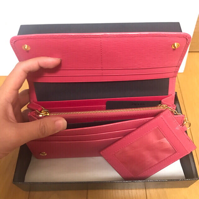 PRADA(プラダ)のPRADA ミラノプラダ直営店購入 新品 長財布 Peonia パスケース付 レディースのファッション小物(財布)の商品写真