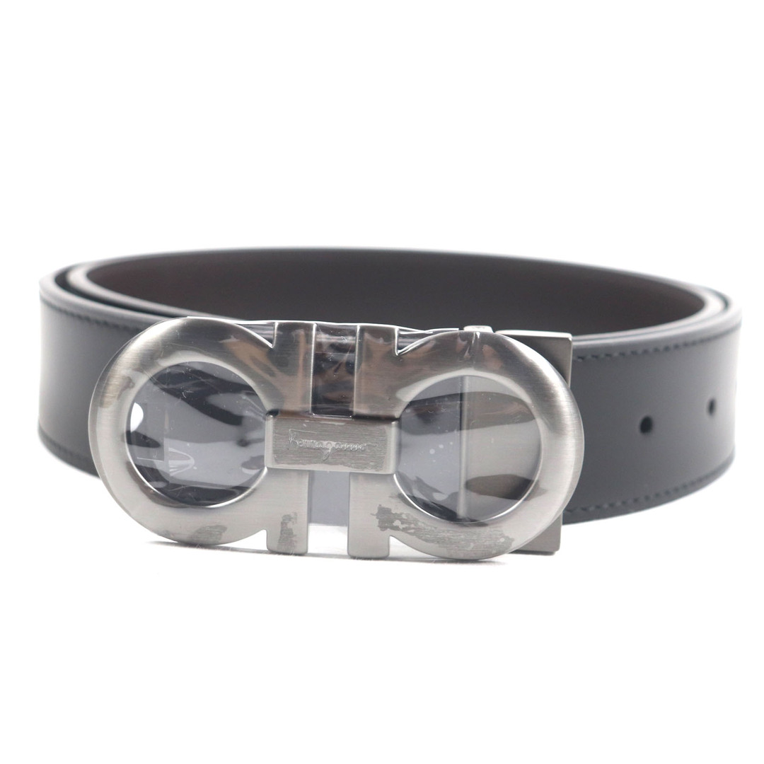 Salvatore Ferragamo(サルヴァトーレフェラガモ)の未使用品▼Salvatore Ferragamo サルヴァトーレフェラガモ 5542 ダブルガンチーニ リバーシブル レザーベルト ブラック ダークブラウン ガンメタリック金具 90 箱・保存袋付き イタリア製 メンズ メンズのファッション小物(ベルト)の商品写真