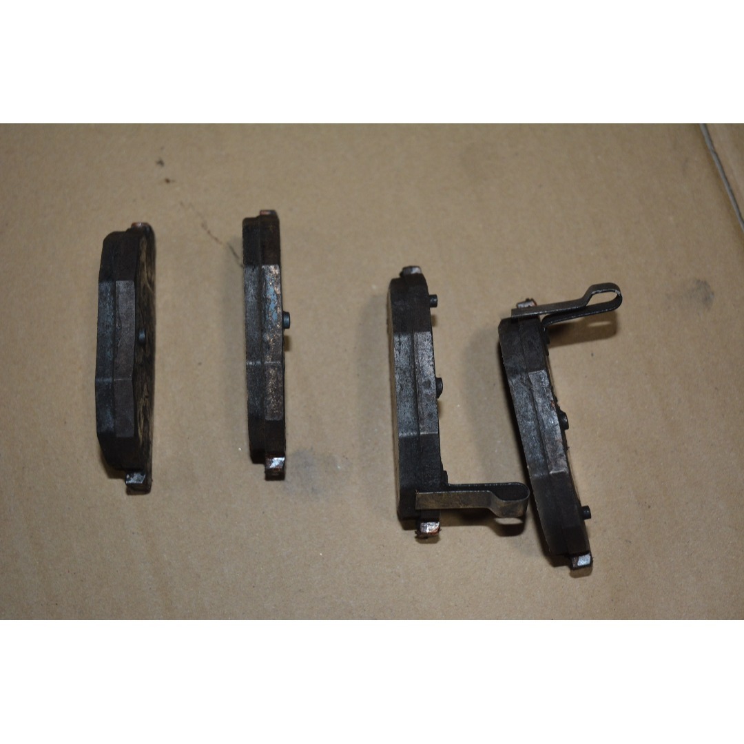 スカイラインRSターボ DR30 ブレーキパッド（純正品）F・R1台分　8枚 自動車/バイクの自動車(車種別パーツ)の商品写真