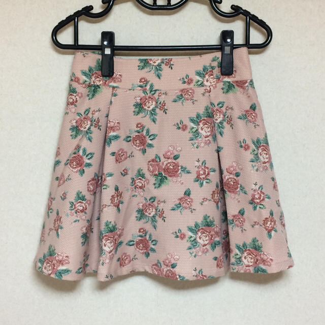 HONEYS(ハニーズ)のフレアスカート ギャザー サーモンピンク 花柄 ミニ レディースのスカート(ミニスカート)の商品写真