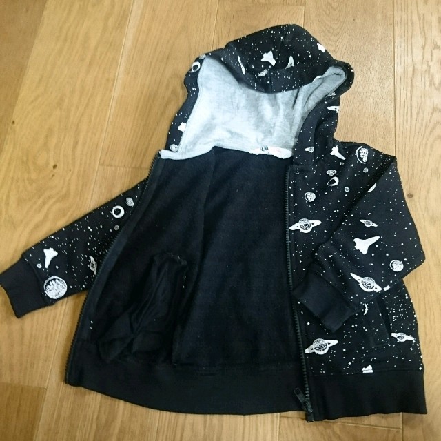 H&M(エイチアンドエム)のH&M 宇宙柄 パーカー 92cm キッズ/ベビー/マタニティのキッズ服男の子用(90cm~)(ジャケット/上着)の商品写真