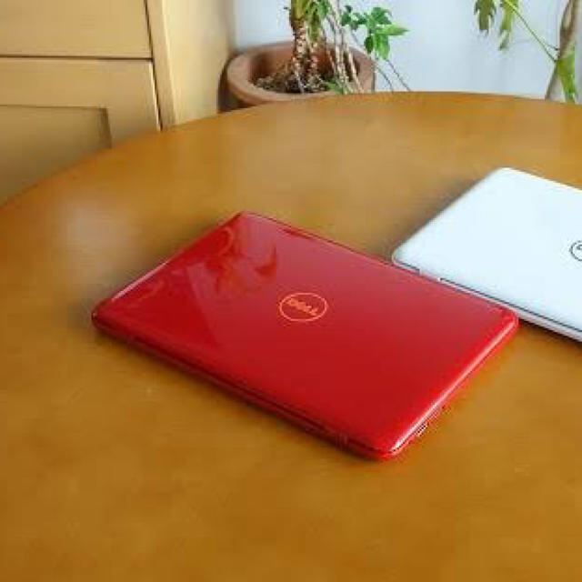 ノートパソコン　Dell 赤色