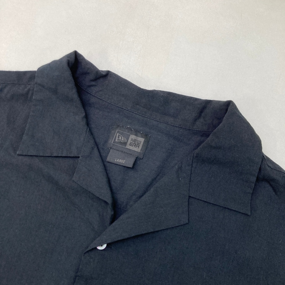 サイズ：LARGE NEW ERA ニューエラ  半袖シャツ  ブラック系 [240101531529] ゴルフウェア メンズ ストスト スポーツ/アウトドアのゴルフ(ウエア)の商品写真