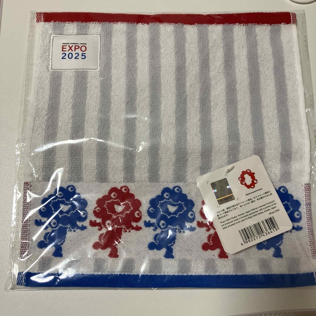 ミャクミャク 2025 タオルハンカチ　ハンドタオル　ボーダー赤青　新品未開封 エンタメ/ホビーのアニメグッズ(タオル)の商品写真