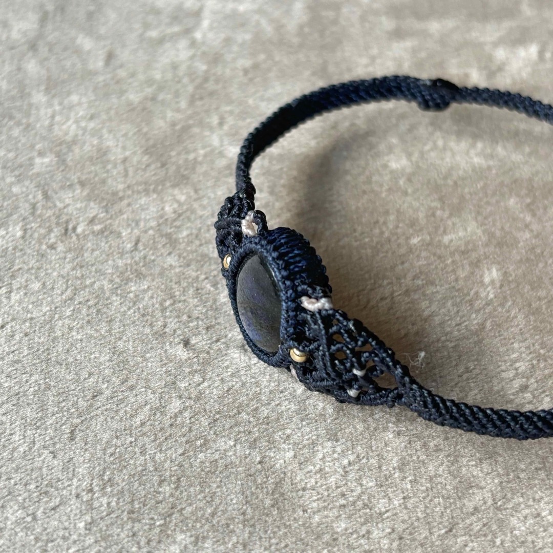 ラブラドライトのマクラメブレスレット 大きめサイズ ハンドメイド作品 ハンドメイドのアクセサリー(ブレスレット/バングル)の商品写真