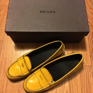 プラダ(PRADA)のPRADA エナメルローファー (ローファー/革靴)