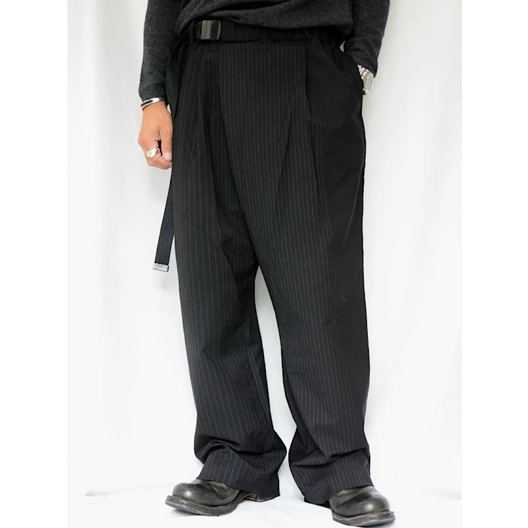 ISAMUKATAYAMA BACKLASH(イサムカタヤマバックラッシュ)の良品バックラッシュ定価4.6万円ガチャベルト付ランダムストライプルーズパンツ黒S メンズのパンツ(その他)の商品写真