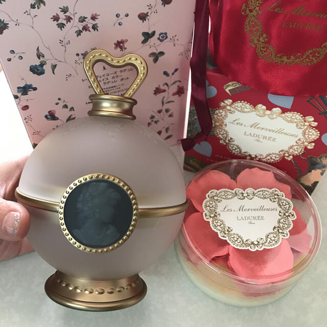 Les Merveilleuses LADUREE(レメルヴェイユーズラデュレ)のラデュレチーク コスメ/美容のベースメイク/化粧品(チーク)の商品写真