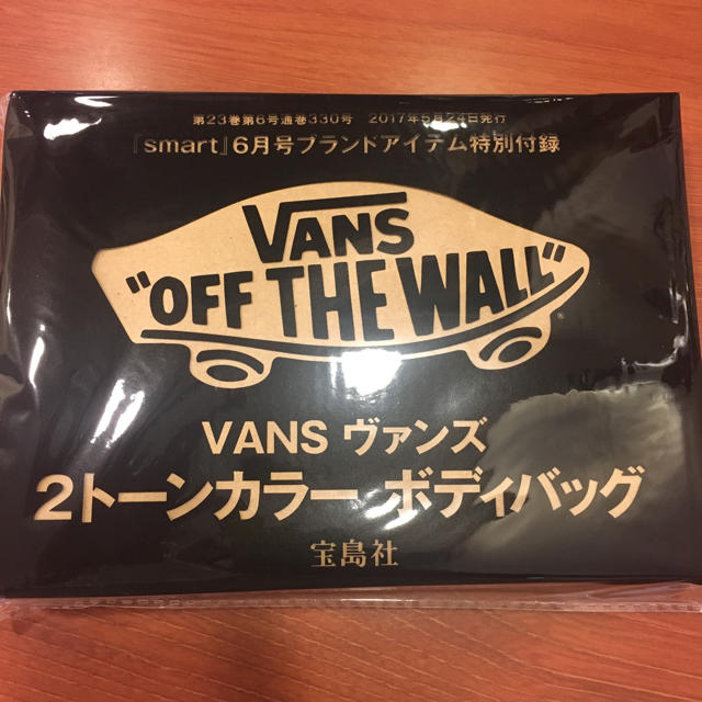 VANS(ヴァンズ)のsmart 6月号 付録☆VANS ツートンカラーボディバッグ エンタメ/ホビーの雑誌(ファッション)の商品写真