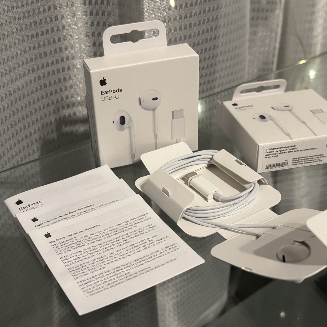 Apple(アップル)の新品未使用 Apple EarPods 純正品 タイプc 有線イヤホン アップル スマホ/家電/カメラのスマートフォン/携帯電話(バッテリー/充電器)の商品写真