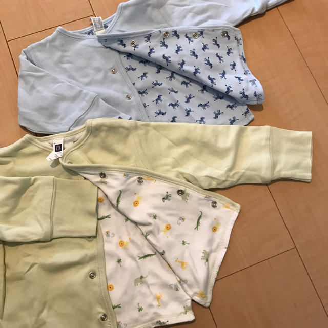 GAP(ギャップ)の値下げ★GAPベビー★リバーシブルカーディガン2枚セット キッズ/ベビー/マタニティのベビー服(~85cm)(カーディガン/ボレロ)の商品写真